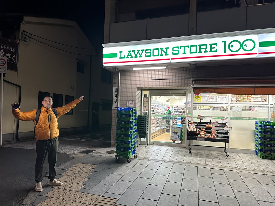 Ball_Yod's tweet photo. 'LAWSON 100'  เจอเมื่อไร พุ่งเข้าไปทันที 😆

สินค้าส่วนใหญ่ ราคาราว ๆ 100 เยน/ชิ้น (24 บาท) 

แถมดึกๆ จะมีข้าวปั้น และอาหารแพค ลดราคาด้วย

เพื่อนรักนักเที่ยว สายประหยัด คนไหนเจอร้านนี้ในญี่ปุ่น
ลองเข้าไปดูครับ สนุกมาก 😆

 #หนังพาไป #ไหนพาปัง #ballyod https://t.co/tmohaJWljJ