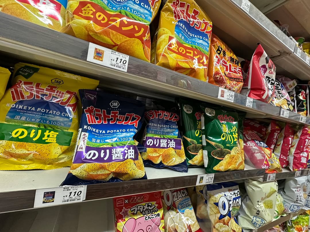 Ball_Yod's tweet photo. 'LAWSON 100'  เจอเมื่อไร พุ่งเข้าไปทันที 😆

สินค้าส่วนใหญ่ ราคาราว ๆ 100 เยน/ชิ้น (24 บาท) 

แถมดึกๆ จะมีข้าวปั้น และอาหารแพค ลดราคาด้วย

เพื่อนรักนักเที่ยว สายประหยัด คนไหนเจอร้านนี้ในญี่ปุ่น
ลองเข้าไปดูครับ สนุกมาก 😆

 #หนังพาไป #ไหนพาปัง #ballyod https://t.co/tmohaJWljJ
