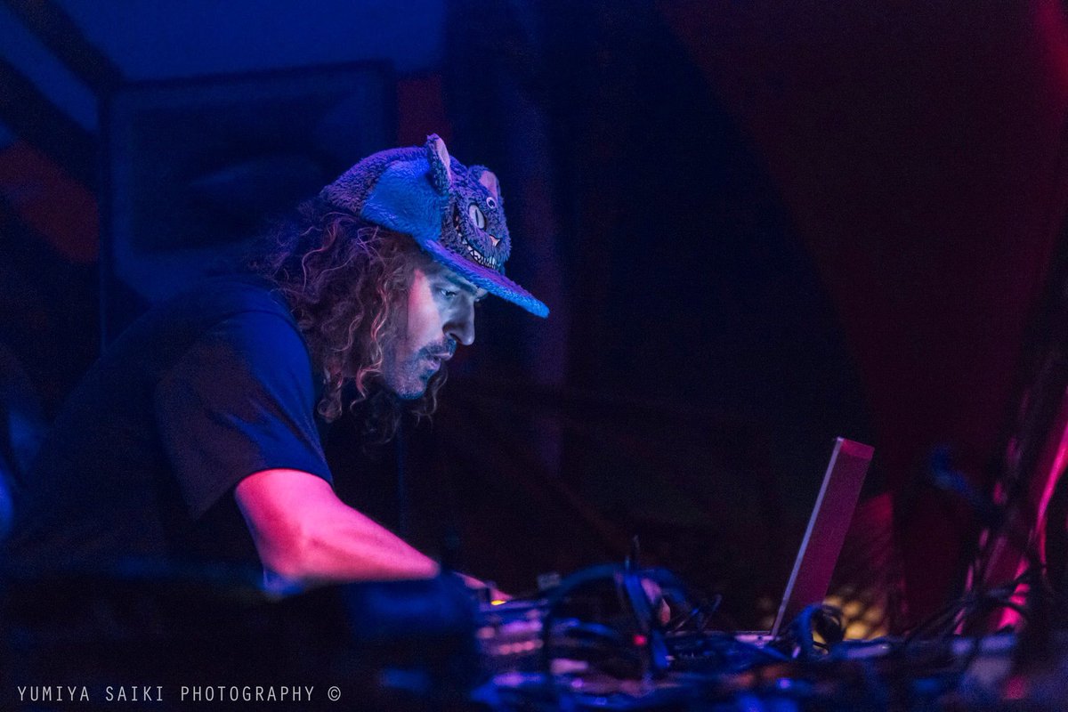 k_rn02's tweet photo. 今回Navigatorのメインゲスト
🔱Simiantics🔱

太っいベースラインに遊び心満載の上音は、常にpsychedelicsであり、宇宙と言うよりもゲームの世界に入ったような感覚は笑顔不可避なのです。

ニュージーランド🇳🇿からGenius Monkeyが日本へ帰還！！🛸

このチャンスを見逃すな！！ https://t.co/sS62vxv4g9