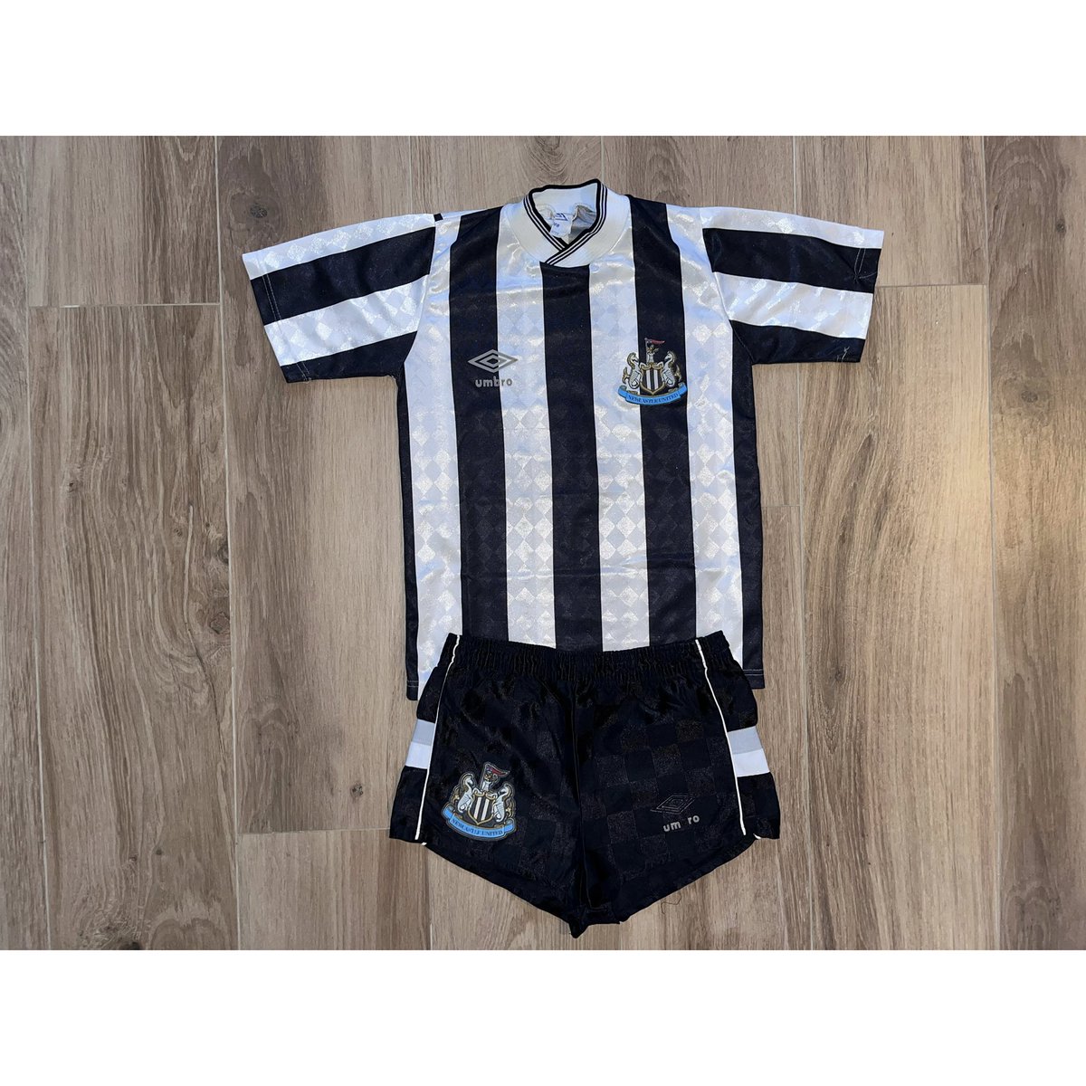 iiwillloveit's tweet photo. @boyle39125 @FullKitWankers @shirt_x Same here, I’ve still got it 🖤🤍 https://t.co/fDnbNgXrdZ