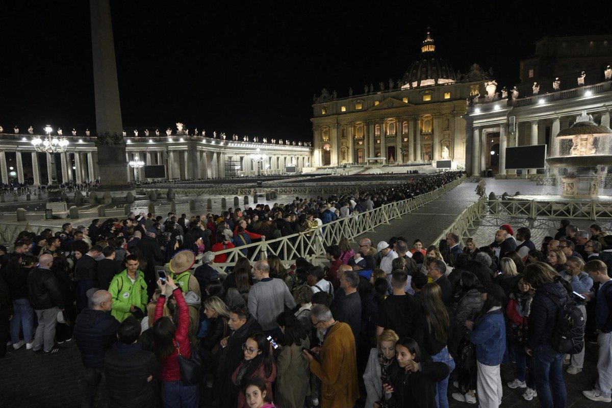 VaticanNews's tweet photo. Thousands of people continue to make their way to St Peter's to pay their final respects to Pope Francis, with St Peter's remaining open til 2:30 Friday morning and reopening at 5:40 to accommodate the crowds of mourners. Since Wednesday, more than 125,000 people have have come to the Basilica to honour the late Pope.