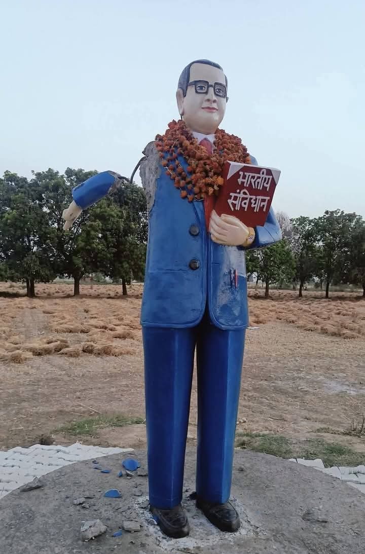 गिरफ्तारी तक रिपोस्ट करे🚨🖐️

महोदय <a href="/jalaunpolice/">JALAUN POLICE</a> माधौगढ़ थाने के अंतर्गत भगवानपुरा गांव में असमाजिक तत्वों द्वारा "बाबा साहब भीमराव अम्बेडकर जी"की प्रतिमा को खंडित किया गया है,जो बेहद ही निंदनीय कृत्य है!!

मामले को संज्ञान में लेकर प्रतिमा को पुनः स्थापित कराए
<a href="/rangejhansi/">IG RANGE JHANSI</a>