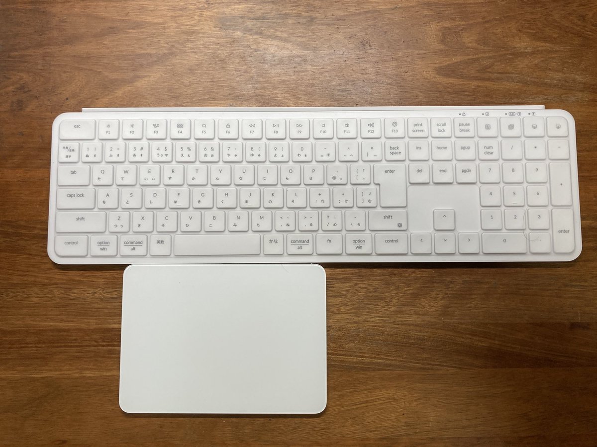 knhouse32's tweet photo. おニューのキーボード
#keychron のB6 Pro JISが @KOPEK_JP から 届いた
有線、2.4GHz、Bluetooth3台で接続できるえらいやつ
複数PCかつWindowsとMacが混在な自分に理想的！
QMKじゃないのは惜しいけどZMKにも対応してるし
MBP使ってたからシザーキーでも気にならないし、カバーまで付いていてお得すぎ https://t.co/FbgZ0d9MSg