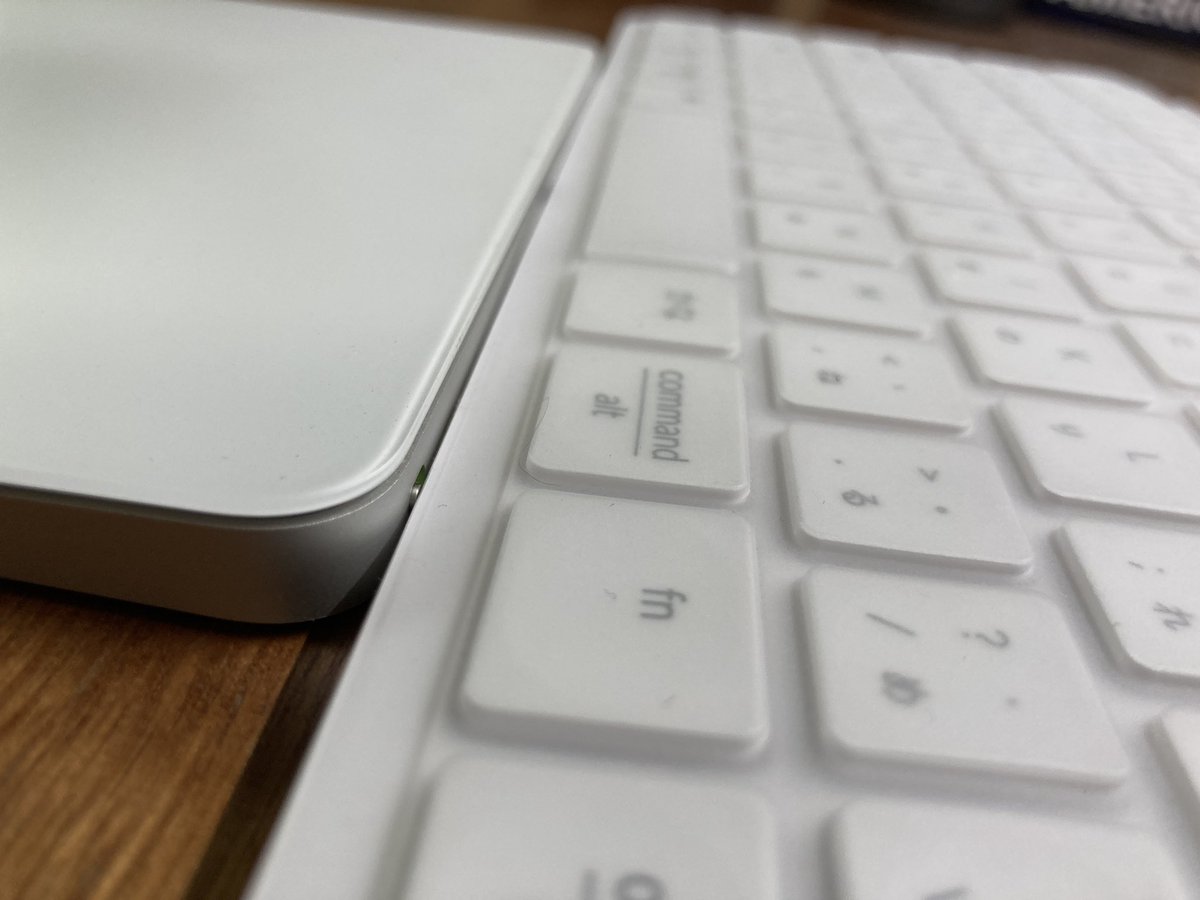 knhouse32's tweet photo. おニューのキーボード
#keychron のB6 Pro JISが @KOPEK_JP から 届いた
有線、2.4GHz、Bluetooth3台で接続できるえらいやつ
複数PCかつWindowsとMacが混在な自分に理想的！
QMKじゃないのは惜しいけどZMKにも対応してるし
MBP使ってたからシザーキーでも気にならないし、カバーまで付いていてお得すぎ https://t.co/FbgZ0d9MSg