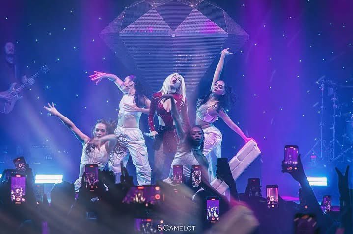 AvaMaxLiveTour's tweet photo. 🎞️ : Il y a deux ans, @avamax a enflammé la scène mythique de l’@OLYMPIAHALL pour sa première fois, lors de sa tournée épique « On Tour (Finally) » ! 🎤✨ Une soirée inoubliable pour ses fans français ! 🇫🇷
#AvaMax #Olympia #OnTourFinally #MusiquePop https://t.co/ZXYPHuvYqU