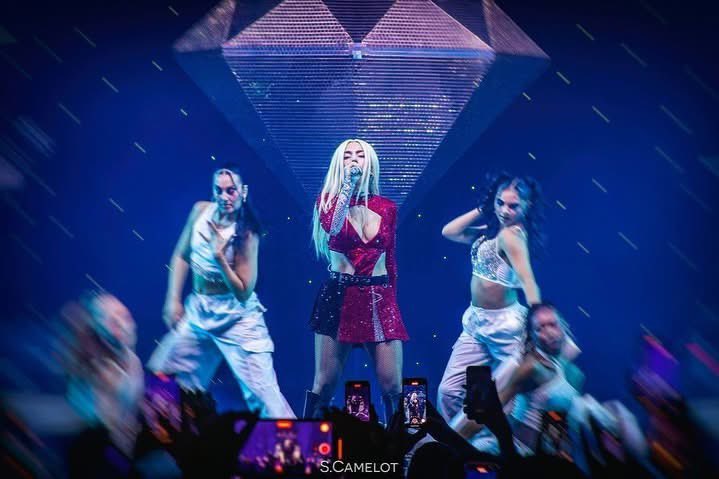 AvaMaxLiveTour's tweet photo. 🎞️ : Il y a deux ans, @avamax a enflammé la scène mythique de l’@OLYMPIAHALL pour sa première fois, lors de sa tournée épique « On Tour (Finally) » ! 🎤✨ Une soirée inoubliable pour ses fans français ! 🇫🇷
#AvaMax #Olympia #OnTourFinally #MusiquePop https://t.co/ZXYPHuvYqU