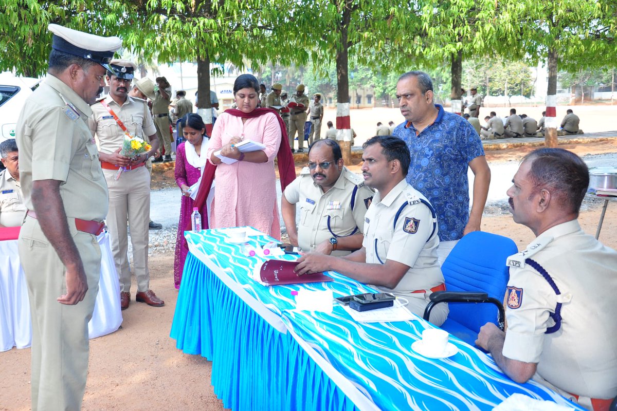 SPTumkur's tweet photo. ನಮ್ಮ ಅಧಿಕಾರಿ ಸಿಬ್ಬಂದಿಯವರುಗಳು ತಮ್ಮ ತಮ್ಮ ಸೇವಾ ಪುಸ್ತಕವನ್ನು ಪರಿಶೀಲಿಸಿ ಕುಂದು ಕೊರತೆಗಳನ್ನು ತಿಳಿಸಲಾಗಿ ಸರಿಪಡಿಸಲು ಸಂಬಂಧ ಪಟ್ಟವರಿಗೆ ಸೂಚಿಸಲಾಯಿತು.
#TumakuruDistrictPolice
#ServiceRegister
@venkatashok https://t.co/0uSDbkpJrF