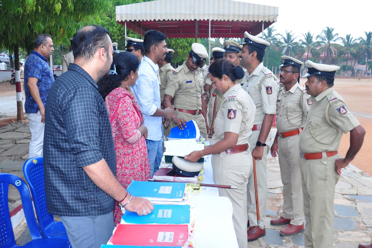 SPTumkur's tweet photo. ನಮ್ಮ ಅಧಿಕಾರಿ ಸಿಬ್ಬಂದಿಯವರುಗಳು ತಮ್ಮ ತಮ್ಮ ಸೇವಾ ಪುಸ್ತಕವನ್ನು ಪರಿಶೀಲಿಸಿ ಕುಂದು ಕೊರತೆಗಳನ್ನು ತಿಳಿಸಲಾಗಿ ಸರಿಪಡಿಸಲು ಸಂಬಂಧ ಪಟ್ಟವರಿಗೆ ಸೂಚಿಸಲಾಯಿತು.
#TumakuruDistrictPolice
#ServiceRegister
@venkatashok https://t.co/0uSDbkpJrF