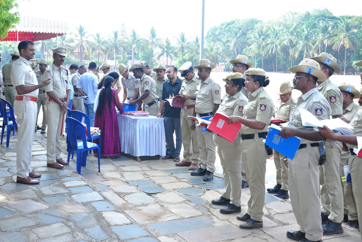 SPTumkur's tweet photo. ನಮ್ಮ ಅಧಿಕಾರಿ ಸಿಬ್ಬಂದಿಯವರುಗಳು ತಮ್ಮ ತಮ್ಮ ಸೇವಾ ಪುಸ್ತಕವನ್ನು ಪರಿಶೀಲಿಸಿ ಕುಂದು ಕೊರತೆಗಳನ್ನು ತಿಳಿಸಲಾಗಿ ಸರಿಪಡಿಸಲು ಸಂಬಂಧ ಪಟ್ಟವರಿಗೆ ಸೂಚಿಸಲಾಯಿತು.
#TumakuruDistrictPolice
#ServiceRegister
@venkatashok https://t.co/0uSDbkpJrF