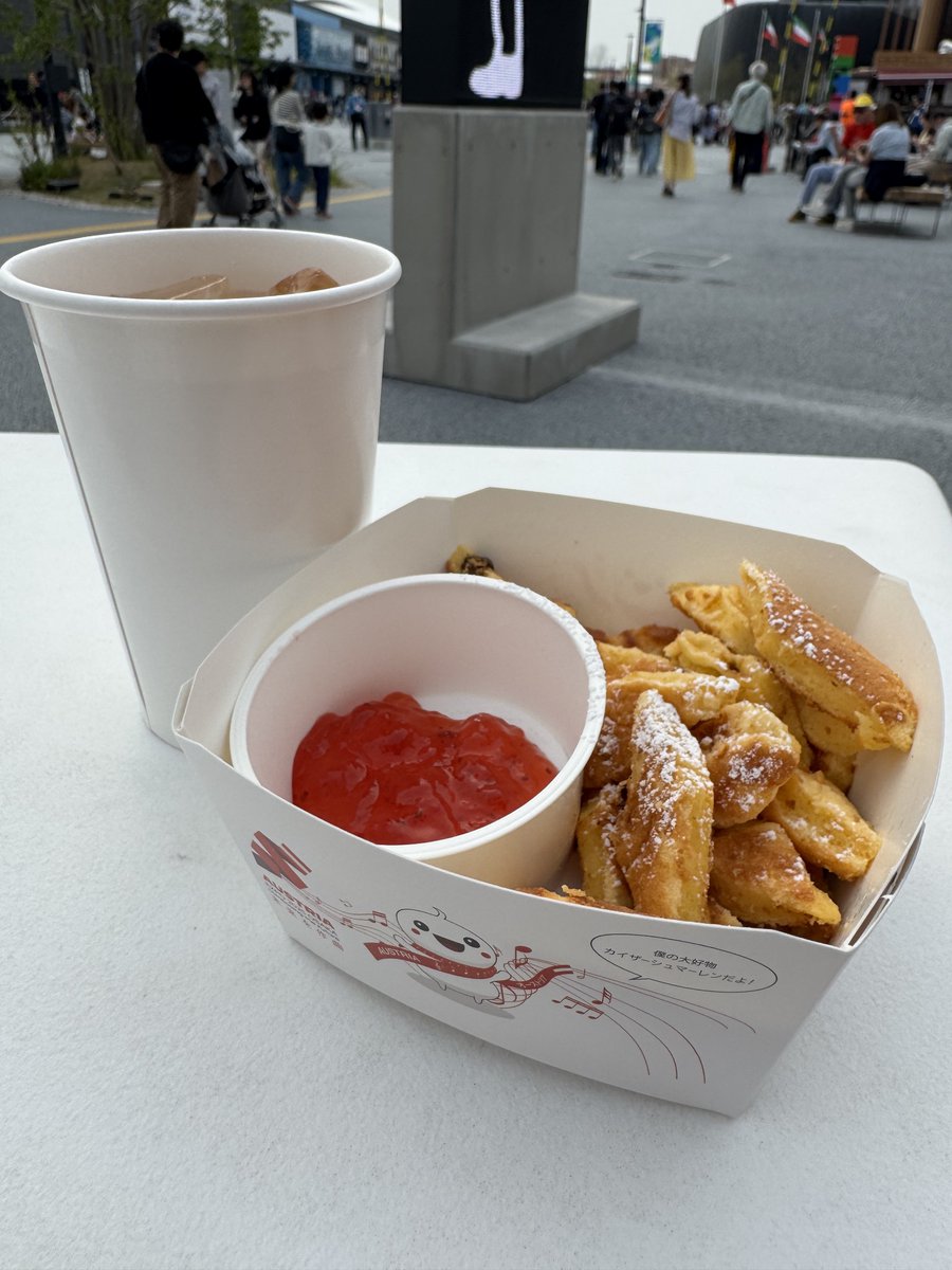今日の万博おやつは、オーストリア名物の薄焼きパンケーキ『カイザー