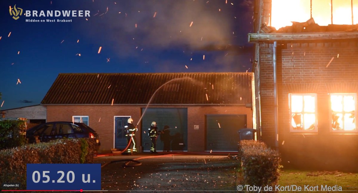 Brand in woonboerderij Heukelom: gevel stort in tijdens inzet brandweer