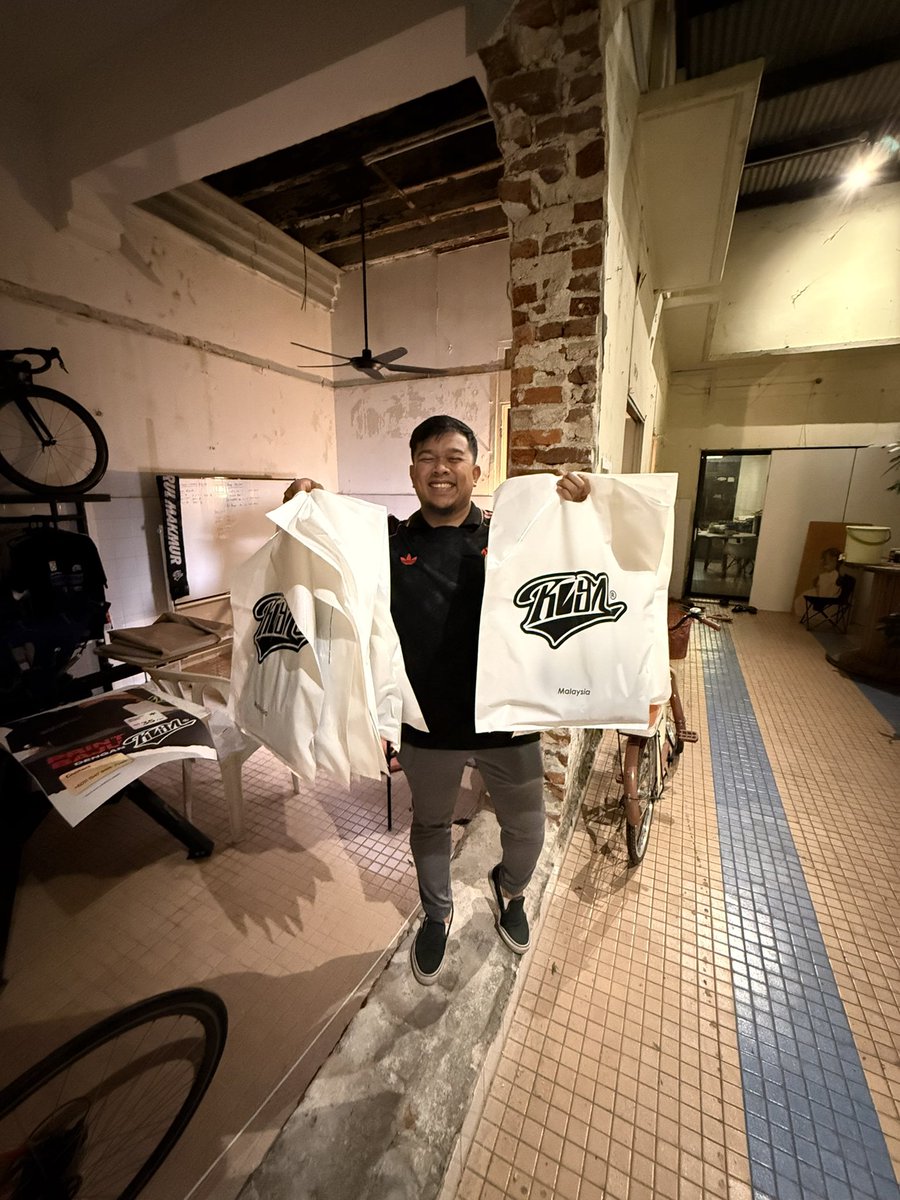 Steady brother borong This Is Darul Makmur 15 pcs untuk Final Piala Malaysia.