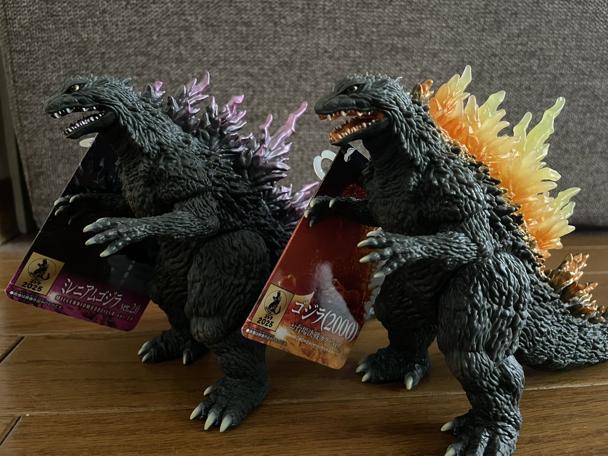 ミレゴジとギラゴジ比較 同じver2.0の素体ですが、 ギラゴジの方が若干