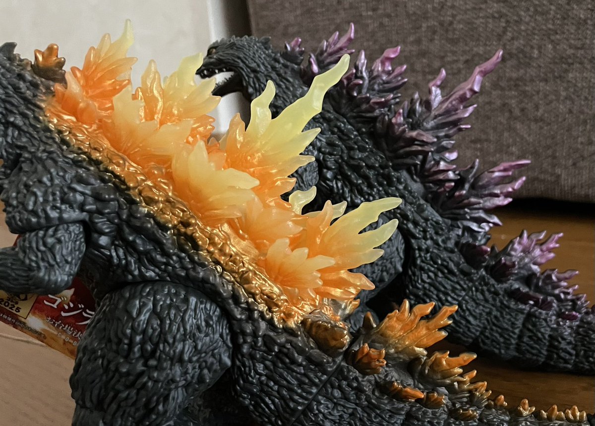 ミレゴジとギラゴジ比較 同じver2.0の素体ですが、 ギラゴジの方が若干