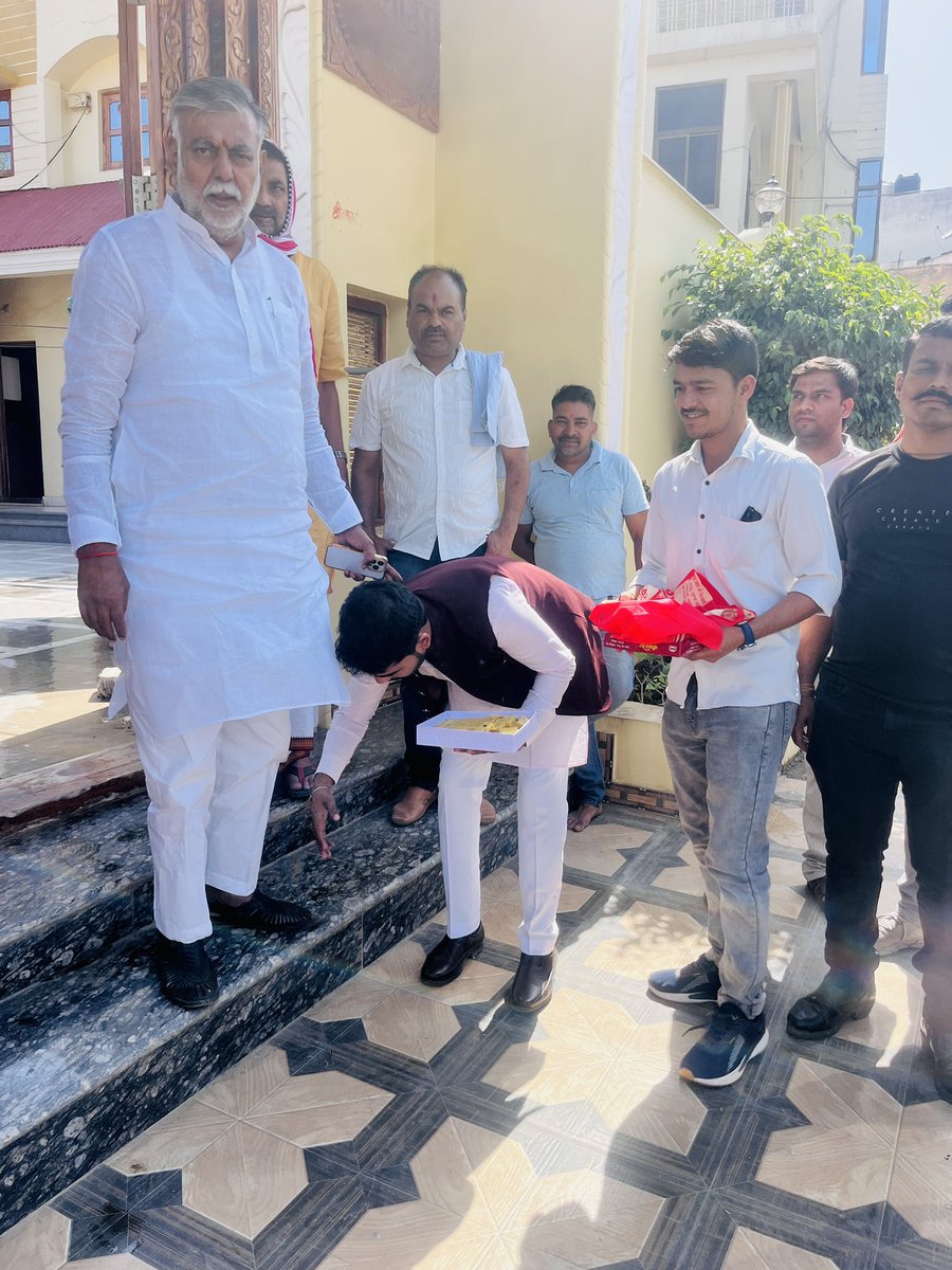 जन्मदिन पर ताऊ जी से आशीर्वाद प्राप्त किया
आदरणीय श्री <a href="/prahladspatel/">Prahlad Singh Patel ( वृक्ष से जल, जल से जीवन)</a> ताऊ जी 
<a href="/pspoffice/">Office of Shri Prahlad Singh Patel</a> <a href="/pspoffice/">Office of Shri Prahlad Singh Patel</a> <a href="/BJP4MP/">BJP Madhya Pradesh</a> <a href="/BJP4India/">BJP</a>