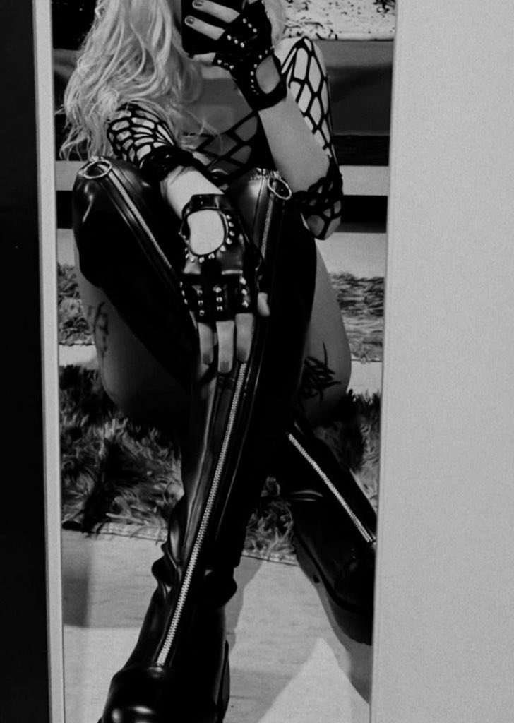 TechGoddesjay's tweet image. Während du Stiefelfotze dir vorstellst, wie du meine Sohlen leckst, hast du schön mit deinem Zahlschwanz zu spritzen du Loser. 👅🐷

#Findom #boots #leather #moneyslave #humanatm #Geldherrin #Geldsklave #drain #melkung