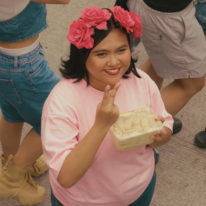 SB_Senyora19's tweet photo. Hu r u?                      I am u but
                                  w/ mango float https://t.co/ua0Tqh0sjS