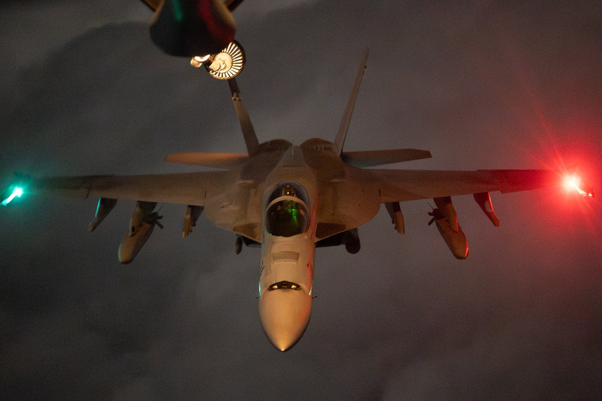 Roberto_yeager's tweet photo. Los #McDD(#Boeing) F/A-18E #SuperHornet del VFA-143 Pukin Dogs, armados con AGM-154 #JSOW y los EA-18G #Growler del VAQ-144 Main Battery, con AGM-88E #AARGM, repostando (en distinta fecha) de un KC-135 #Stratotanker sobre el #CENTCOM (#USAF photo by Staff Sgt. Gerald R. Willis) https://t.co/HAm26SxMnJ
