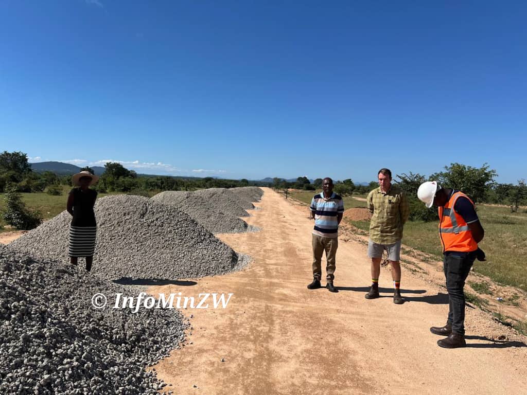 BaliNgwenya's tweet image. 🚀 Exciting updates on the Murambinda to Birchenough Road! Tarring in progress, jobs for our community, and propelling the 2nd Republic's infrastructure goals. 🛣️ Onward to #Vision2030: Ensuring no one and no place is left behind! #DevelopmentInProgress 🌍@zinaraZW @MinistryofTID
