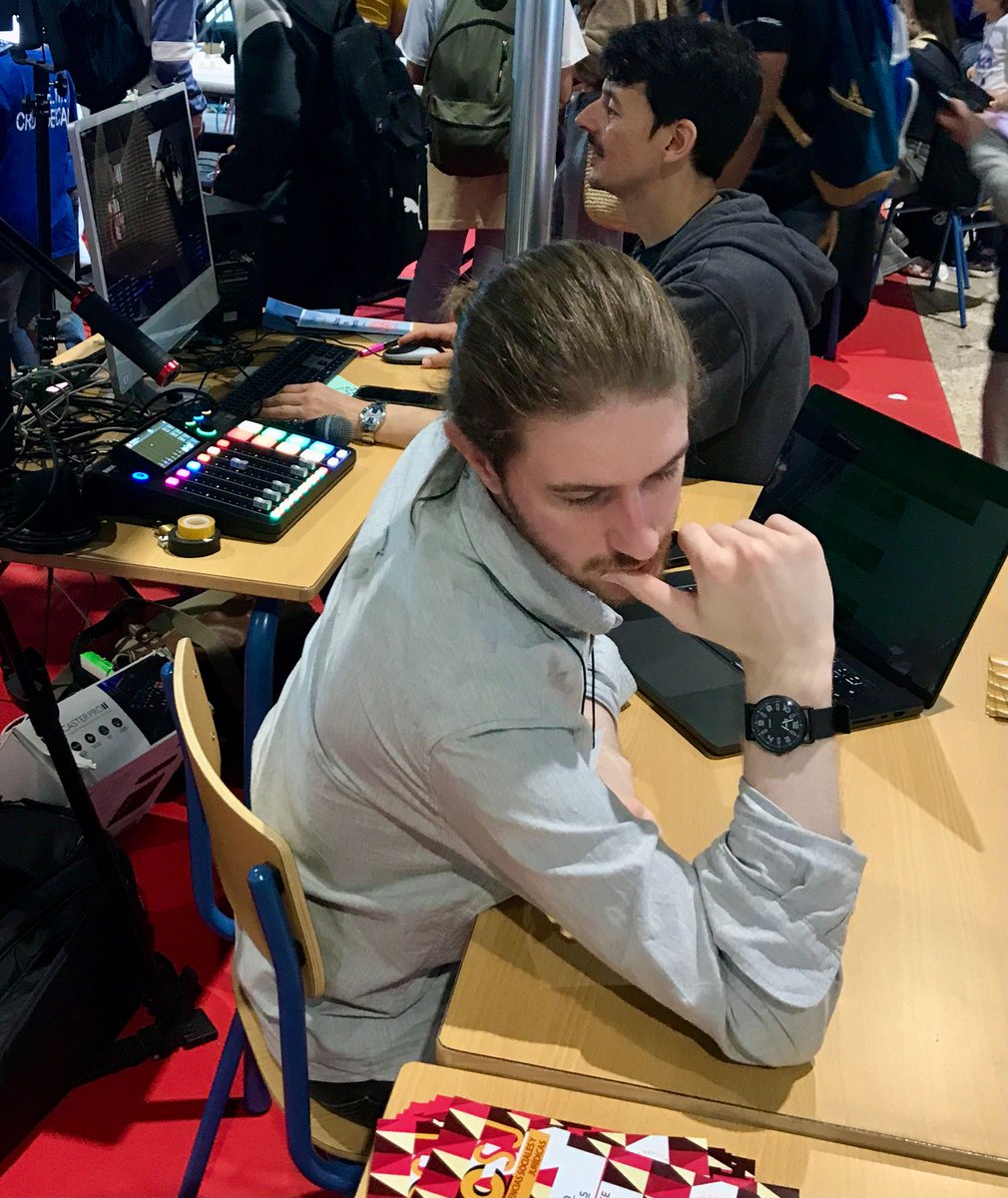 Muchos estudiantes en el stand de <a href="/FCom_US/">Facultad de Comunicación, Universidad de Sevilla</a> en la Feria de la Ciencia en FIBES para compartir la investigación de COMPOLITICAS.