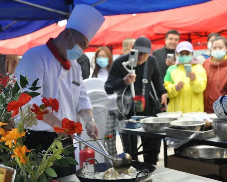 DiscoverJilin's tweet photo. Every April, the grand 'River-Opening Fish' celebration arrives as scheduled. Jilin City's '2025 Songhua Lake River-Opening Fish Culinary Festival' has officially opened on April 26! 🐟✨
#JilininSpring #SonghuaLake #CulinaryAdventure https://t.co/1s73Ti1e5A