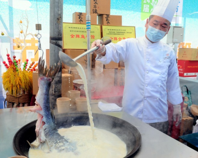 DiscoverJilin's tweet photo. Every April, the grand 'River-Opening Fish' celebration arrives as scheduled. Jilin City's '2025 Songhua Lake River-Opening Fish Culinary Festival' has officially opened on April 26! 🐟✨
#JilininSpring #SonghuaLake #CulinaryAdventure https://t.co/1s73Ti1e5A