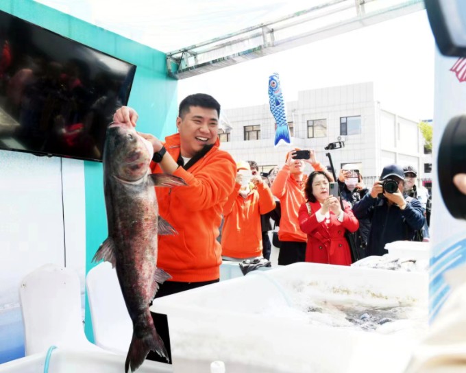 DiscoverJilin's tweet photo. Every April, the grand 'River-Opening Fish' celebration arrives as scheduled. Jilin City's '2025 Songhua Lake River-Opening Fish Culinary Festival' has officially opened on April 26! 🐟✨
#JilininSpring #SonghuaLake #CulinaryAdventure https://t.co/1s73Ti1e5A