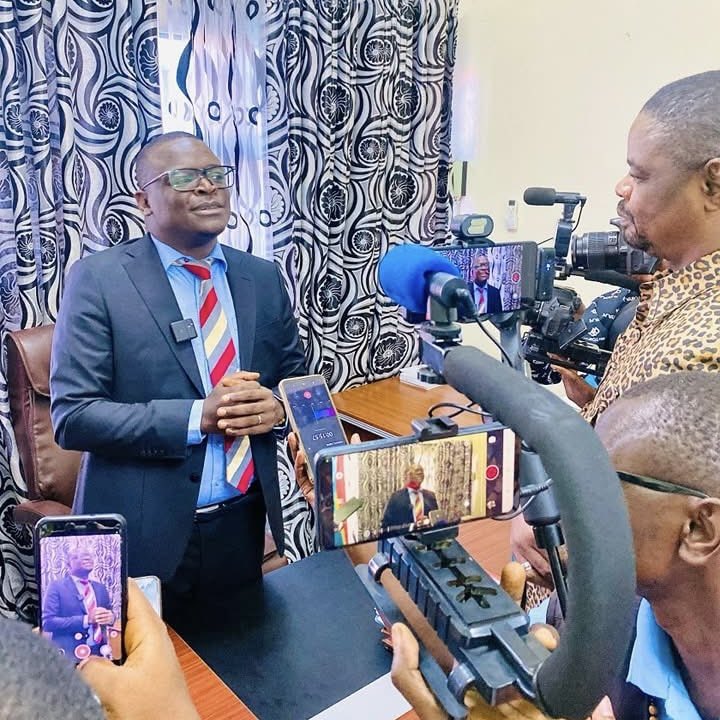 KabaLisolo1's tweet photo. 𝗞𝗘𝗟𝗔𝗦𝗜 | #Tshopo [24/04/2025] : Mokambi ya sika ya eteyelo enene #IBTP/#Kisangani, molakisi Starmans Bofoe Lokangu azwi ebonga ya ye mpo na kobanda mosala. 
#KabaLisolo https://t.co/eQSYQDtyCu