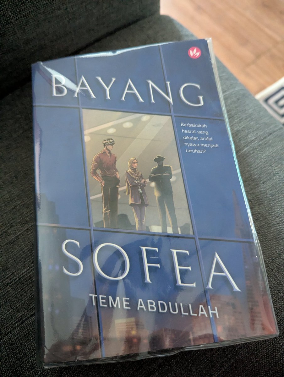 hfzlkh's tweet photo. Bab awal agak biasa, sampai otak fikir ni mesti cerita cintan cintun je. Sampai bab tengah dah jadi semakin menarik bila sofea berkomunikasi dgan lelaki misteri tu. Sampai bab 27 memang mind blowing ye. Great book. @itsteme punya buku memang tak pernah mengecewakan. #BayangSofea https://t.co/DYs3m3ul1d