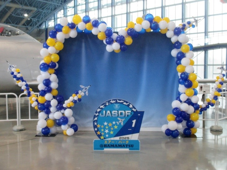 jasdf_airpark's tweet image. 令和7年4月24日(木)、展示格納庫の撮影用スタンド(NEW)を準備しました!!
記念撮影どんどんお願いします!!!
#航空自衛隊
#浜松広報館
#エアーパーク