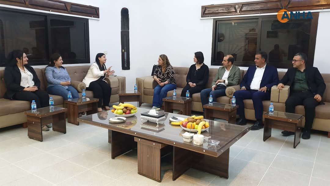 Bakurlu siyasetçiler Rojavalı siyasetçilerle buluştu

DEM Parti ve DBP heyeti Qamişlo'da PYD Eşbaşkanı Perwin Yusîf ve Özerk Yönetim temsilcisi Gülistan Eli tarafından karşılandı. Heyet çeşitli demokratik kitle örgütü ile kurumları ziyaret edecek ve konferansına katılacak.