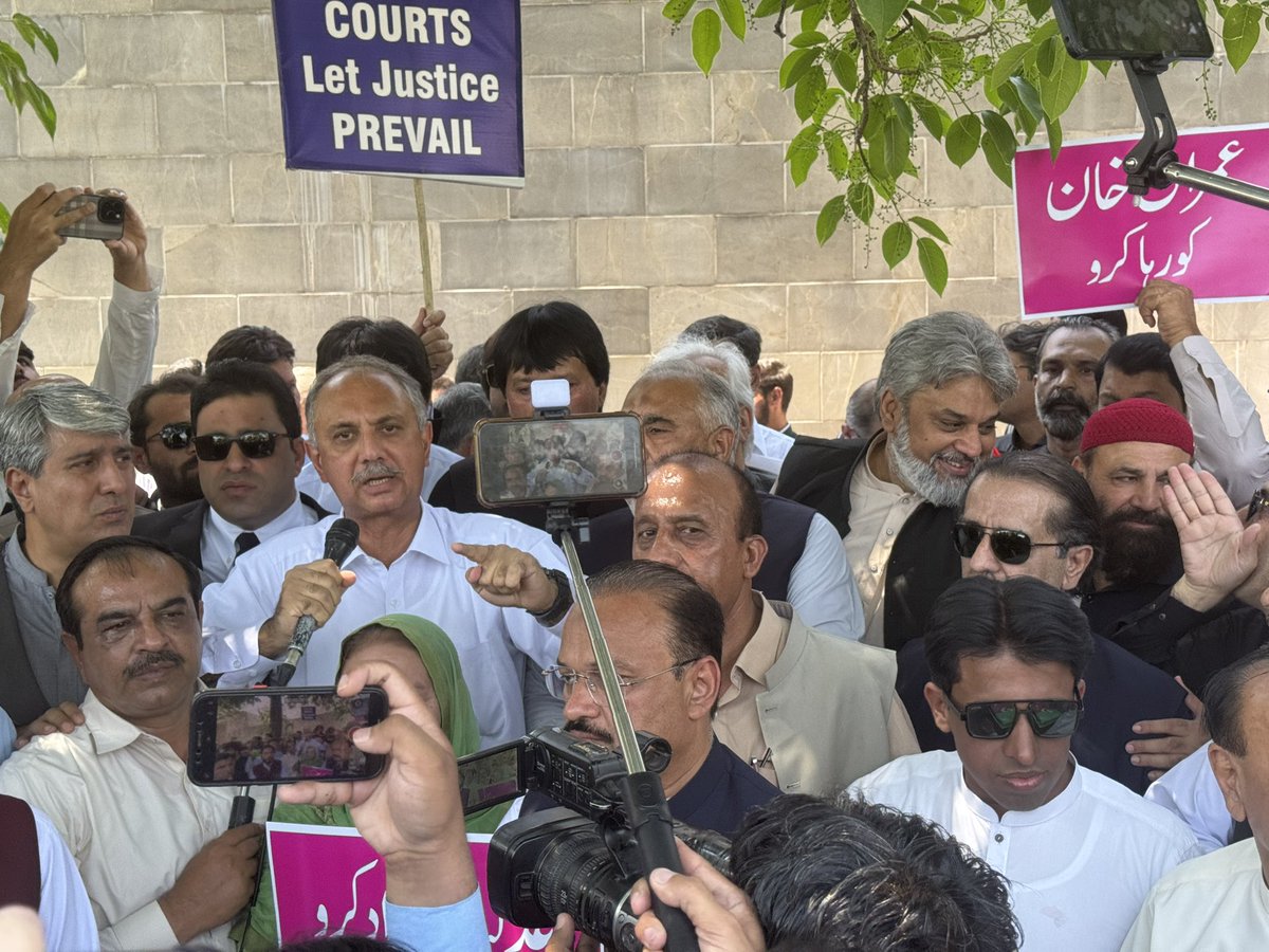 ughumanofficial's tweet photo. سیالکوٹ :
حقیقی  ایم  این  اے  صاحبزادہ  حافظ  حامد  رضا  صاحب  #NA70 حقیقی ایم پی اے چوہدری عمر جاوید گھمن صاحب #PP45 حقیقی ایم پی اے سعید احمد بھلی صاحب #PP44  پاکستان تحریک انصاف کی 29 ویں یومِ تاسیس پر اسلام آباد ہائی کورٹ کے باہر عمران خان صاحب کی رہائی کے لئے احتجاج کرتے ہوئے.
@PTIofficial @PTIOfficialSKT @SaeedBhalliPTI @zartajgulwazir @BarristerGohar @ImranKhanPTI @PTICPOfficial @Ali_MuhammadPTI @MashwaniAzhar @AzharMashwaniPk @Hammad_Azhar