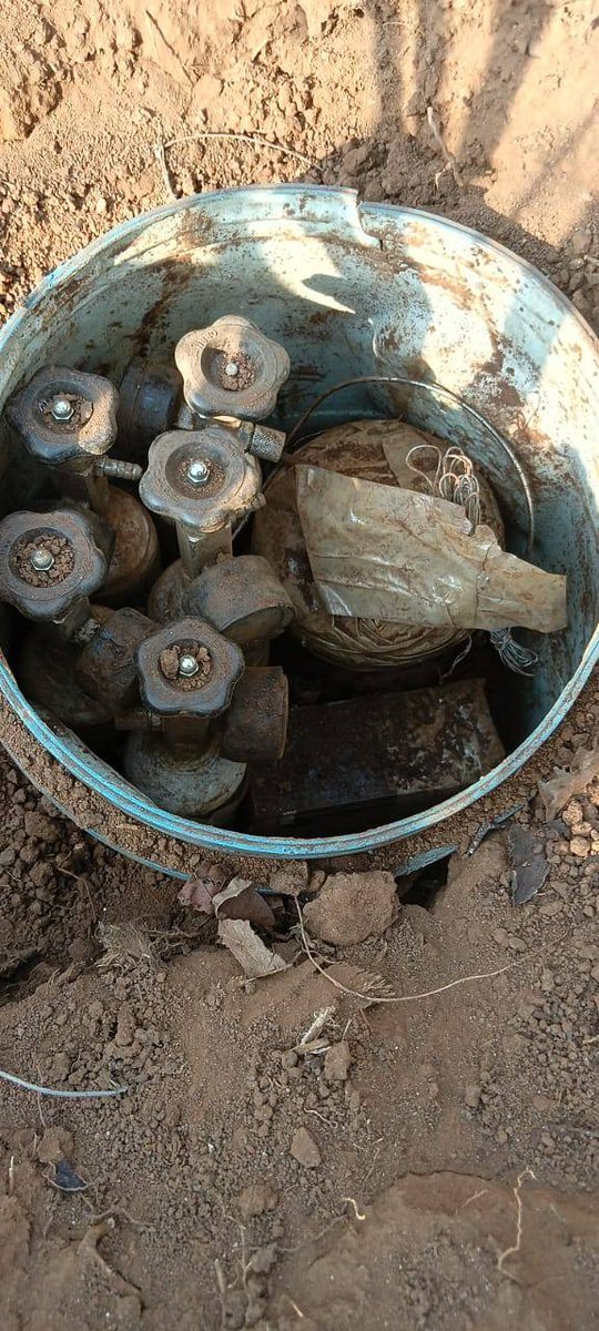 IamJat_Rohit's tweet image. Big Victory against  L@l TErr0r in 0disha , after a Long 0ps #BSF Jawan recovered IED that was P0ted by Naxalite.
Our security Force regularly Breaking the Back bone of #Naxal Ideology #LineOfControl #NaxalFreeBharat #BSFOdisha #NaxalsAimThwarted #TejRan