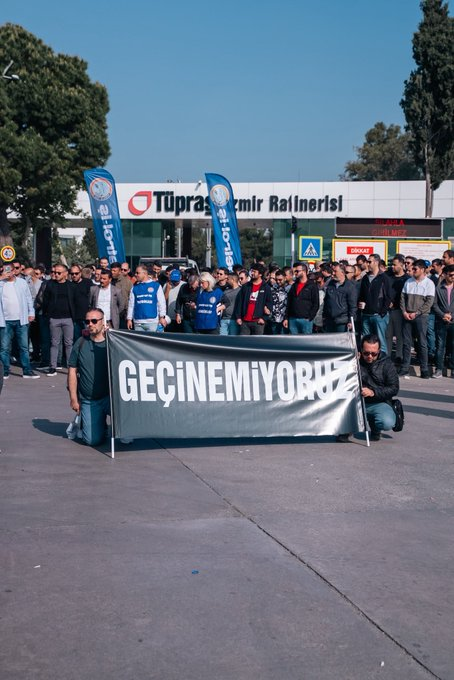 voxpoptr's tweet photo. Koç Holding’e ait TÜPRAŞ’ın Aliağa’daki rafinerisinde %28’lik artış teklifine karşı başlatılan i�� yavaşlatma eylemi bugün de devam etti. 

Vardiya öncesi rafineri önünde toplanıp eylem yapan işçiler iki saatlik gecikmeyle işbaşı yaptılar (Kazım Kızıl) https://t.co/o4Pbn3QVZc