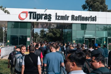 voxpoptr's tweet photo. Koç Holding’e ait TÜPRAŞ’ın Aliağa’daki rafinerisinde %28’lik artış teklifine karşı başlatılan i�� yavaşlatma eylemi bugün de devam etti. 

Vardiya öncesi rafineri önünde toplanıp eylem yapan işçiler iki saatlik gecikmeyle işbaşı yaptılar (Kazım Kızıl) https://t.co/o4Pbn3QVZc