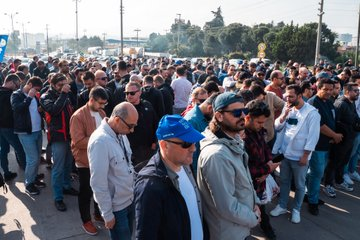 voxpoptr's tweet photo. Koç Holding’e ait TÜPRAŞ’ın Aliağa’daki rafinerisinde %28’lik artış teklifine karşı başlatılan i�� yavaşlatma eylemi bugün de devam etti. 

Vardiya öncesi rafineri önünde toplanıp eylem yapan işçiler iki saatlik gecikmeyle işbaşı yaptılar (Kazım Kızıl) https://t.co/o4Pbn3QVZc