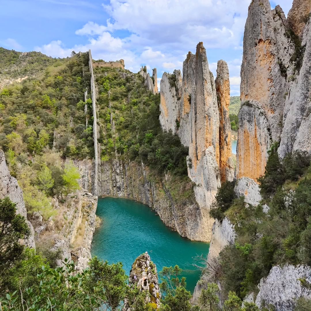 Huesca_LaMagia's tweet photo. La Muralla de #Finestres 💚, una auténtica obra de arte que nos brinda la naturaleza.
Fotos gracias a https://t.co/NW5OpEFEro
¡No olvides planificar tu visita con nuestra app! 📲 https://t.co/FWxOEim1nf https://t.co/OxDKe11bcb