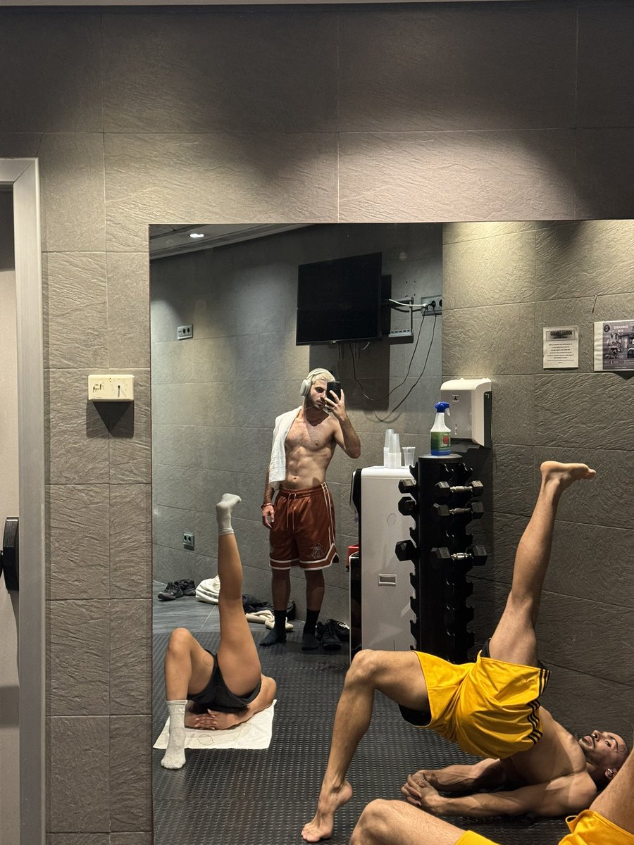 marsh_xll's tweet photo. missing tour life w the team https://t.co/wXQhyi6863