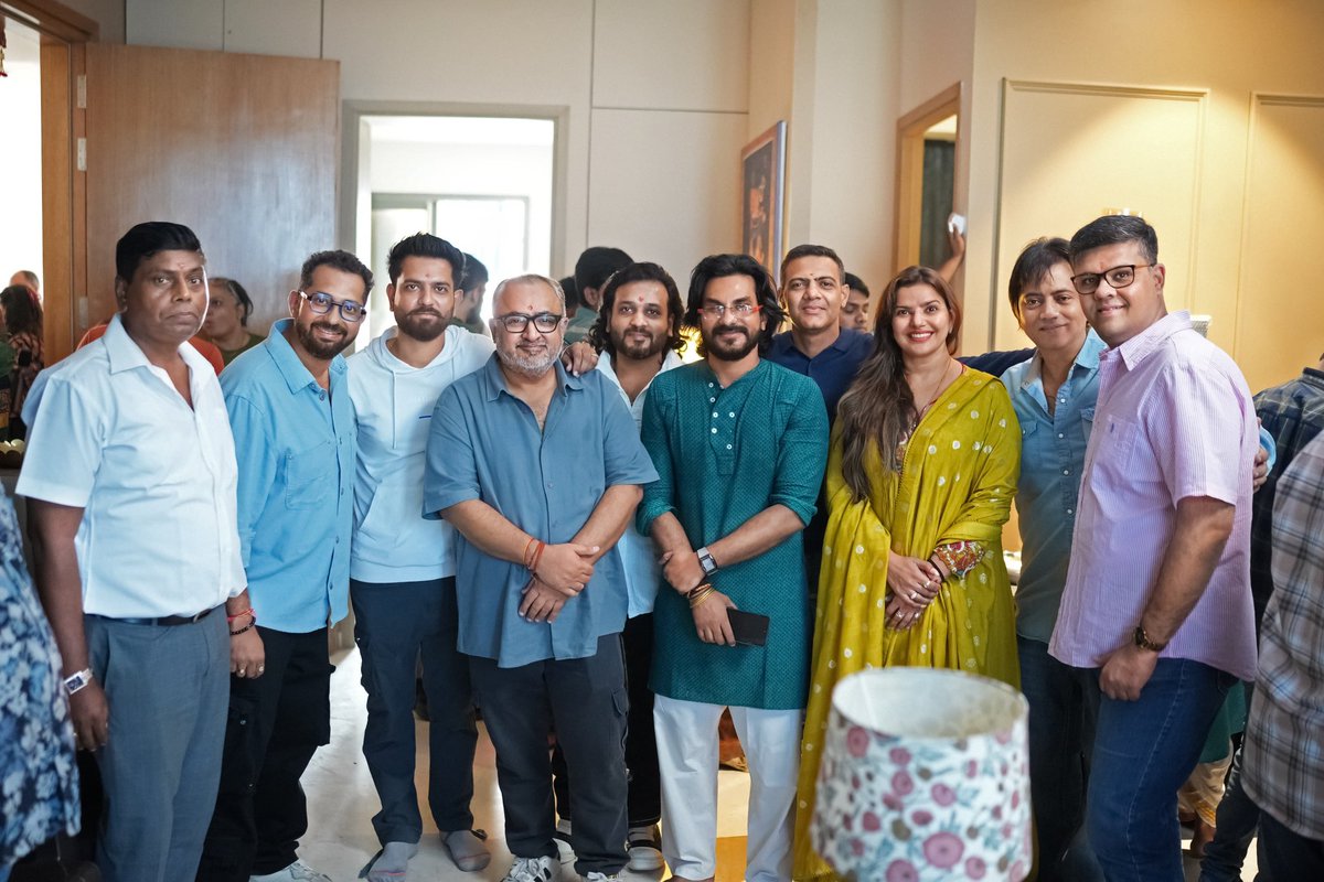 taran_adarsh's tweet photo. GUJARATI FILM 'MAHARANI' FILMING BEGINS... From the director of #KutchExpress and #Golkeri... Director #ViralShah returns with his next #Gujarati venture – #Maharani, a social comedy.

Backed by #PanoramaStudios in collaboration with #MonkeyGodEntertainment, #SummitStudios, and #EkaEntertainment, the film has commenced shooting.

Stars #ManasiParekh, #ShraddhaDangar, #OjasRawal and #SanjayGoradia.

Produced by #KumarMangatPathak, #AbhishekPathak, #PriteshThakkar, #MadhuSharma and #ViralShah.

Co-produced by #MurlidharChhatwani, #ChandreshBhanushali, #SuchinAhluwalia and #MasumehMakhija... Music by #ParthBharatThakkar.