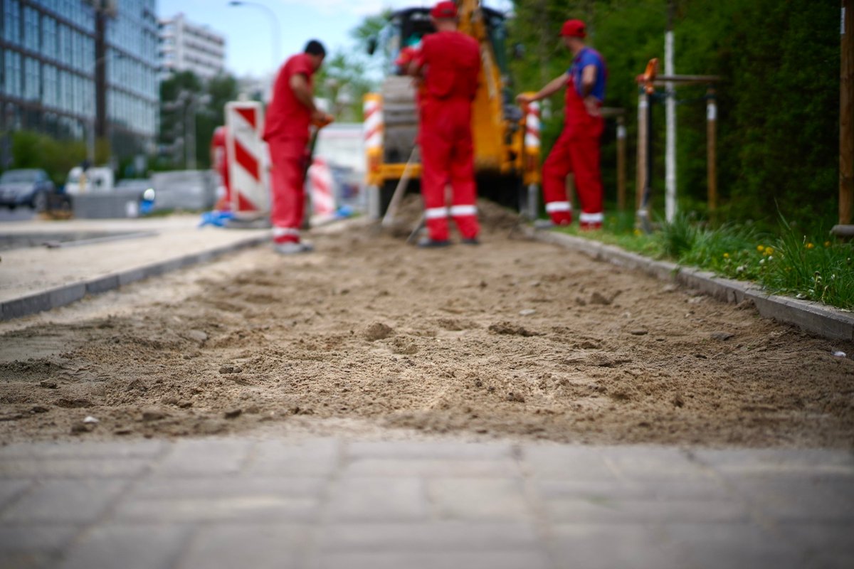 Wczoraj pisaliśmy o planie na poprawę bezpieczeństwa na ponad 250 priorytetowych przejściach dla pieszych. Dziś przychodzimy z konkretną realizacją tego planu - przebudową skrzyżowania Woronicza i Spartańskiej, która niedawno się rozpoczęła.
ℹ Szczegóły: zdm.waw.pl/WoroniczaPrace…