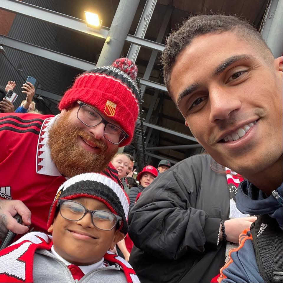 bennymufc's tweet photo. Zayden would like to wish @raphaelvarane a very happy birthday.. #MUFC #RaphaelVarane #HappyBirthday #Zayden #ManchesterUnited #ManUtd https://t.co/4ZqO4B2ALI