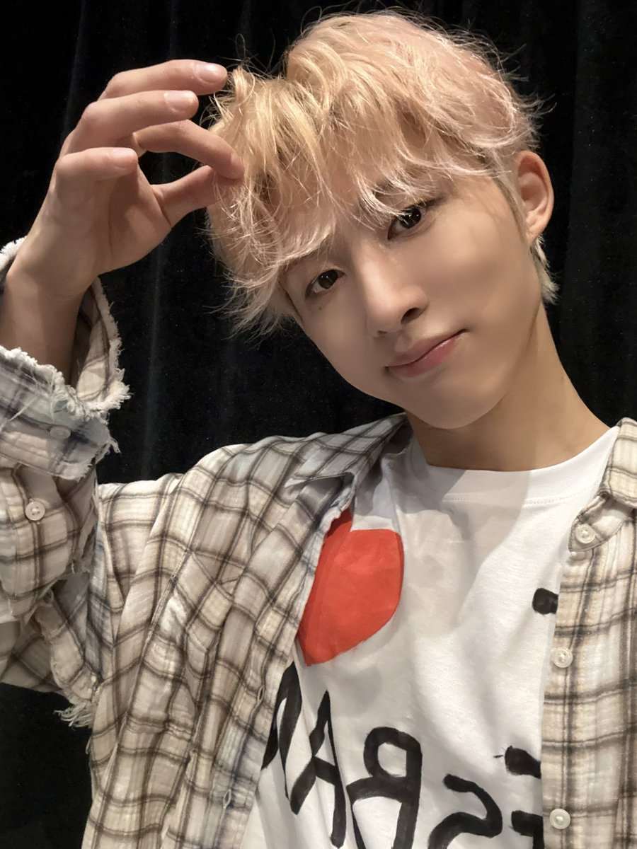 이거 솔직히 내 취향은 아닌데 감독님이 공유해달라면서 보내주셔서 일단은 공유할게 나 가야해 안냥~~