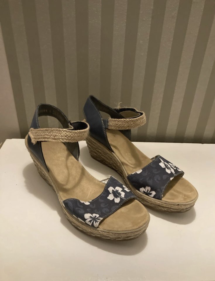 Wo sind meine Sandalenliebhaber? 
Stell dir vor.. es gibt noch Bilder mit Füßen in den Schuhen.. 😈

#footfetısh #shoefetish #schuhliebhaber #schuhlecker #sandallover #shoelover #sandals4sale #feetworshi̇p #FeetAdoration #feet #findomslaves