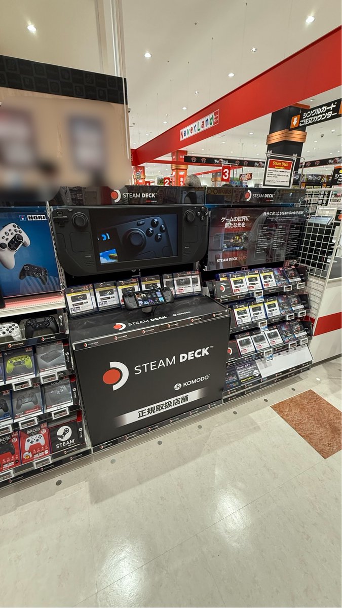 本日よりエディオン イオンモール橿原店、およびイオンモール福岡店にて #SteamDeck の販売が開始❗️

ん…? ちょっと小さいけどSteam Deckの模型がある？？

試遊体験もできます！🥰