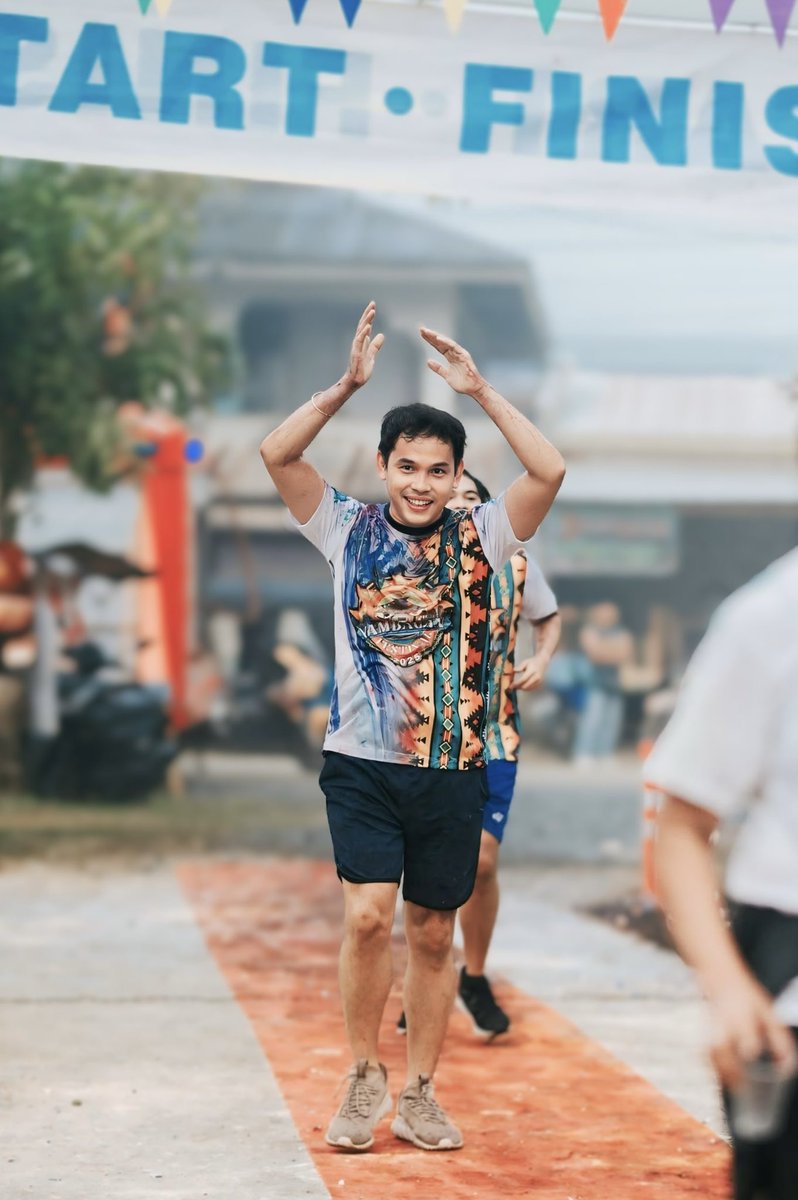 rocknrollyn's tweet photo. My face knowing the couch and zero obligations are waiting at the finish line. FREEDOM! 😂 

#WeekendGoals #CouchPotato #FinishLine #ZeroPlans https://t.co/KHeFByMEYs