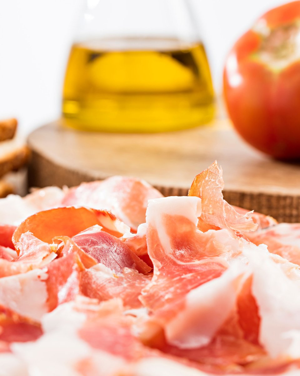 El jamón es el producto estrella por excelencia.

Bien es cierto que es un gran candidato para entrar en la lista de bienes reconocidos como Patrimonio Inmaterial de la Humanidad de la UNESCO y que provincias como Huelva o Teruel han presentado candidatura internacional.