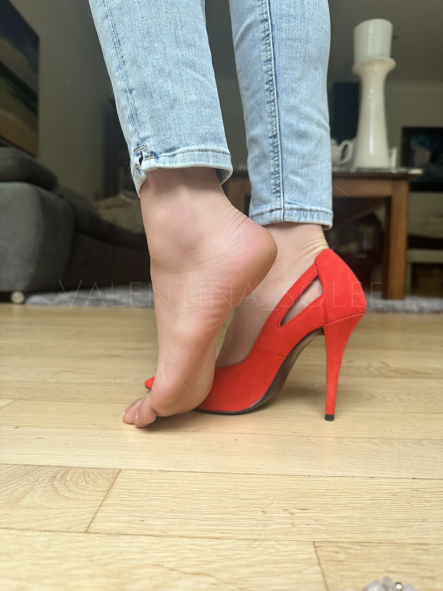 Göttin auf High Heels
Du bist nicht würdig, aber gierig genug
Beweise deinen Platz 🐷 

Moneydrain Finbrat paypig Finsub Findom 
Queensolé 
<a href="/rt_feet/">Feet RT PROMO (Road to 100K)</a>