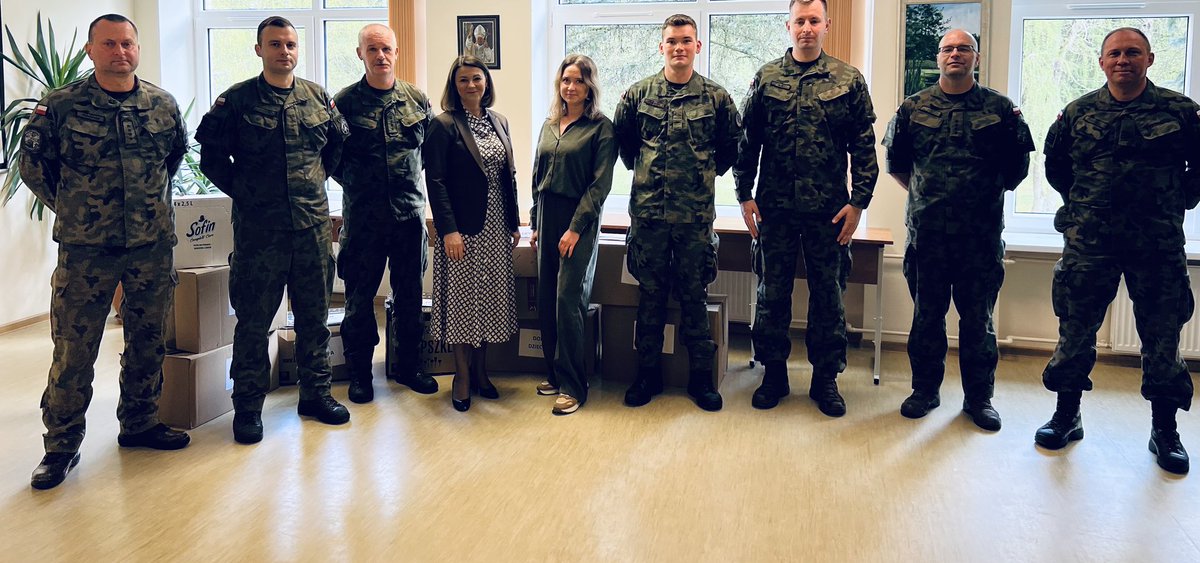 Służba w polskich kontyngentach wojskowych 🇵🇱 to nie tylko wykonywanie zadań mandatowych – to również niesienie pomocy tam, gdzie jest potrzebna 🤝

24 kwietnia żołnierze #PKWORLIK 1️⃣3️⃣ odwiedzili Centrum Pomocy Dzieciom i Rodzinie w Solecznikach 🇱🇹 przekazując dary z Caritasu