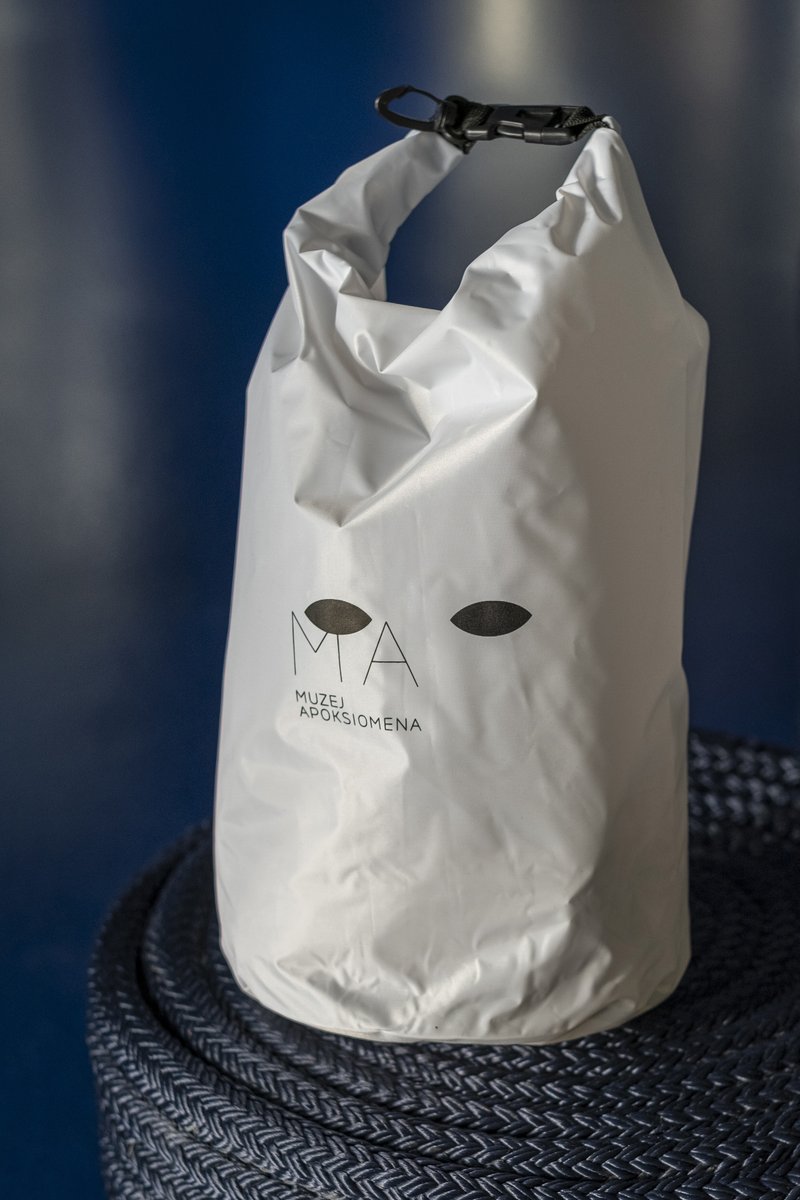 For all our visitors who love the beach, the sea, boat rides and day trips – the perfect gift is a waterproof bag from the Museum of Apoxyomenos souvenir shop! 🌊💦 You can splash all you like – everything inside stays dry!