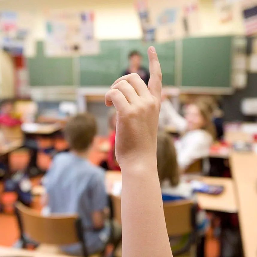 SISPonline's tweet photo. “Una #scuola che guarda al passato, che teme la complessità, che fatica a fidarsi dei #corpi, dei #sentimenti, delle differenze. Una scuola che dimentica la sfida dell’#inclusione. E il futuro”
#indicazioninazionali #primaria #infanzia

🔗👉🏻 https://t.co/rGthOx7VQl https://t.co/uMPhGUOWpq